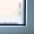 De ce mulți români pun folie cu bule pe geamuri când vine frigul. Poate ajuta la păstrarea căldurii?