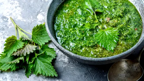 Cum să prepari urzicile fără să te piște. Rețetă de post - urzici cu usturoi și mămăligă