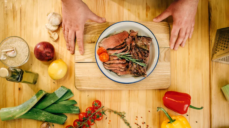 Cum să rămâi suplu în timp ce mănânci grăsimi. Rețeta de friptură de vită a unui medic celebru, invitat al emisiunii The Dr. Oz Show