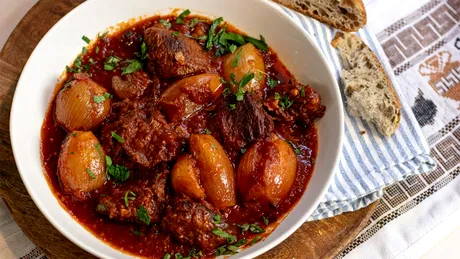 Rețetă Stifado | Cum se gătește tocănița grecească și ce condiment bizar se folosește