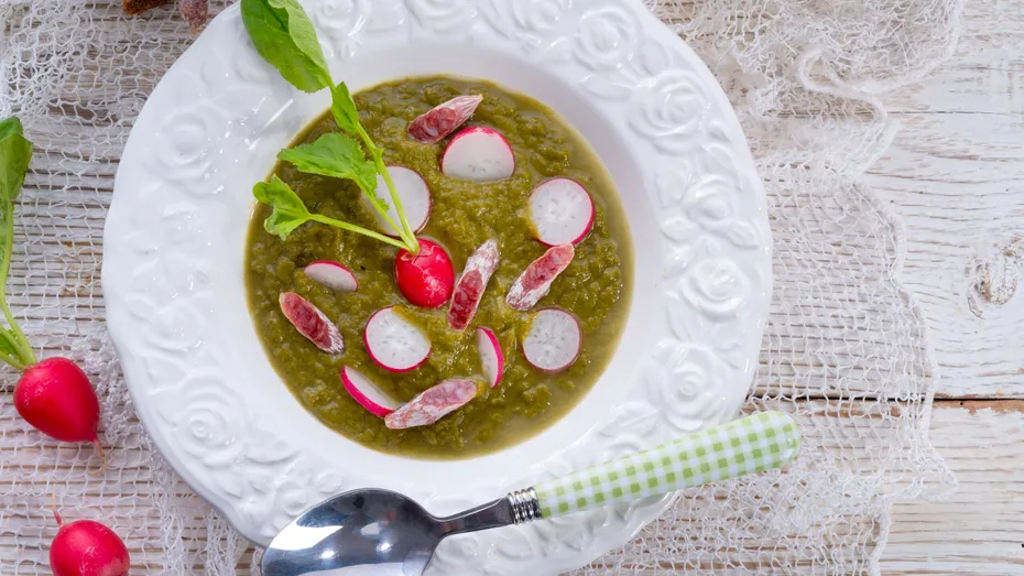 Nu mai arunca frunzele de ridichi! Sunt comestibile și poți face o supă delicioasă din ele