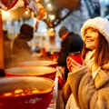 Prețuri piperate la Târgul de Crăciun din Iași. Cât costă un pahar de vin fiert sau de ceai?