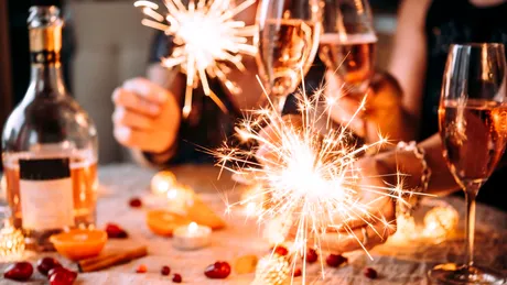 Superstiții de Revelion: ce trebuie să faci la miezul nopții ca să ai noroc și bani în noul an
