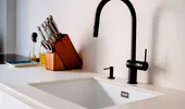 Cea mai bună soluție naturală pentru curățarea bateriilor negre. Așa NU le deteriorezi