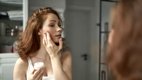 5 semne că folosești prea multă cremă de față