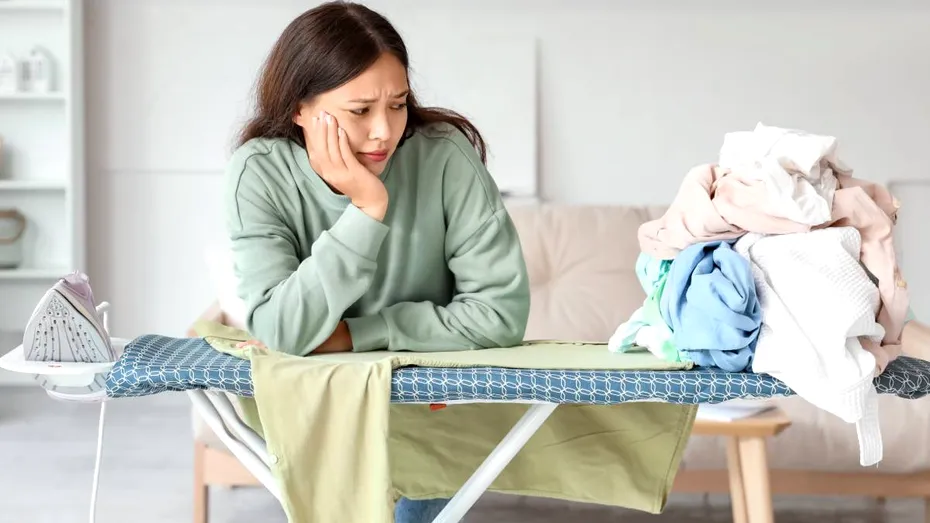 Cum să scapi de călcatul hainelor. Trucul rapid să scapi de cutele de pe haine, fără fier de călcat