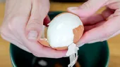 Trucul simplu care te ajută să cureți ouăle fierte mai ușor. Ce ingredient poți pune în apa de fierbere?