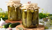 Castraveți murați la borcan pentru iarnă – rețeta simplă pentru murături crocante și aromate
