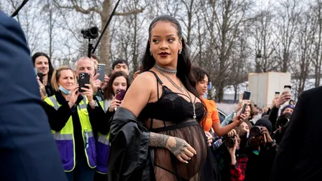 Rihanna, în lenjerie intimă pe stradă