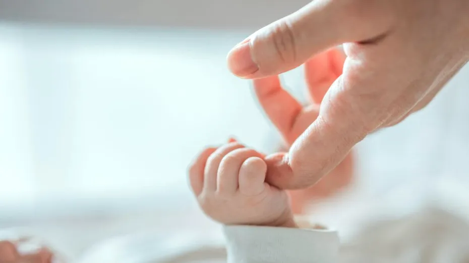Un bebeluș de doar 11 zile, diagnosticat cu o tumoră cerebrală după ce medicii au observat o infecție minusculă la o unghie. Prin ce coșmar a trecut familia