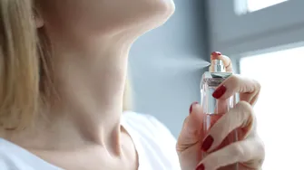 Obișnuiești să te dai cu parfum pe gât? Nu o mai face. Zona poate fi mai sensibilă decât crezi
