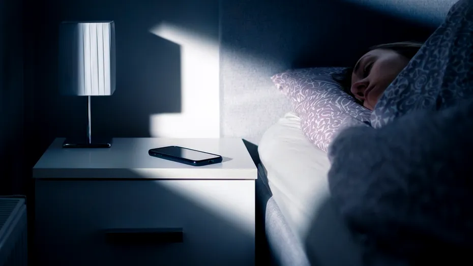 Avertisment pentru toți cei care au un telefon mobil! De ce să nu îl mai ții în cameră când dormi