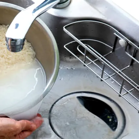 Ecuația pilafului perfect. În câte ape trebuie să speli orezul, ca să elimini excesul de amidon