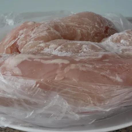 Poți congela din nou carnea după ce ai dezghețat-o? Ce spun specialiștii despre această greșeală frecventă