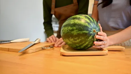 De ce să adaugi o monedă într-un pepene! Pare ciudat, însă este un truc util pentru toți