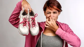 Scapă de mirosul neplăcut din pantofi cu un truc simplu din 2 ingrediente