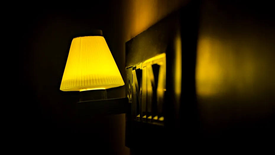 Dormitul cu lumină aprinsă poate afecta inima. Ce au descoperit cercetătorii chiar și la o expunere redusă