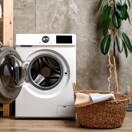 Trucul cu oțet care îți poate strica complet mașina de spălat. Mulți fac această greșeală