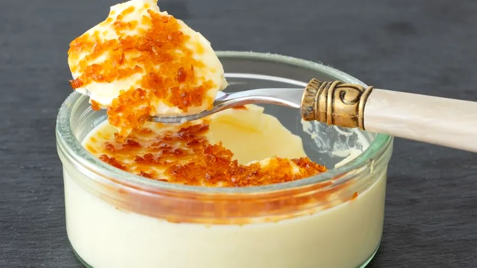 Crème brûlée, desertul regal ușor de făcut acasă. Rețeta din 5 ingrediente