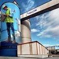 (P) HOLCIM ROMÂNIA MARCHEAZĂ O PREMIERĂ ÎN INDUSTRIE: PRIMUL MURAL SUSTENABIL DINTR-O FABRICĂ DIN ROMÂNIA
