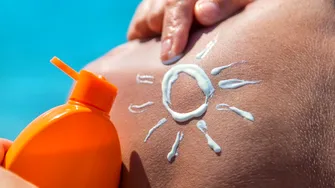 Greșeala pe care mulți o fac vara și care poate afecta sănătatea pielii. Dermatologii demontează mitul despre crema cu SPF