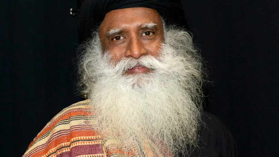 Sadhguru recomandă “jumătate de linguriță de ulei” noaptea pentru curățarea colonului — ce spun susținătorii și scepticii