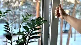 Cât timp trebuie să aerisești casa iarna? Greșeala pe care o fac mulți când lasă geamul rabatat