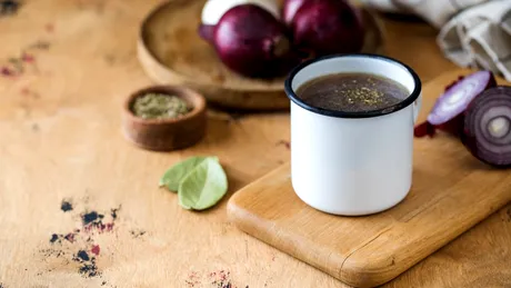 Leacul din bucătărie pe care românii îl ignoră. Ce poate face ceapa pentru inimă, imunitate și plămâni