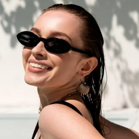 Ce se întâmplă cu părul când îl lași să se usuce singur după mare sau piscină