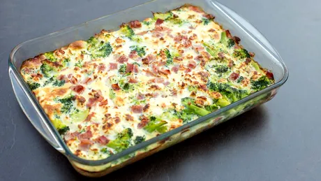 Caserolă cu șuncă din piept de pui, broccoli și orez cremos