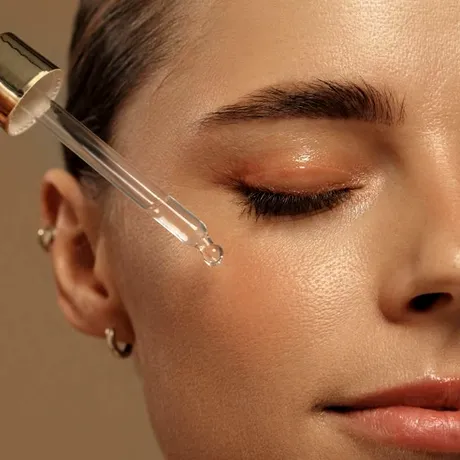 Obsesia pentru „glass skin” îți poate distruge bariera cutanată. Greșelile de skincare care îți sensibilizează pielea fără să-ți dai seama