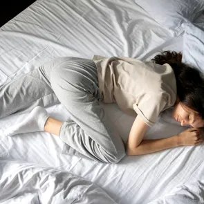 Ce înseamnă dacă dormi în „poziția flamingo”