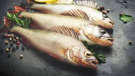 Ţi-a rămas un os de peşte în gât? Iată ce trebuie să faci!