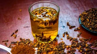 Ceaiul cu efect sedativ. Ingredientul natural care te ajută să dormi și să te relaxezi dacă ai probleme cu somnul