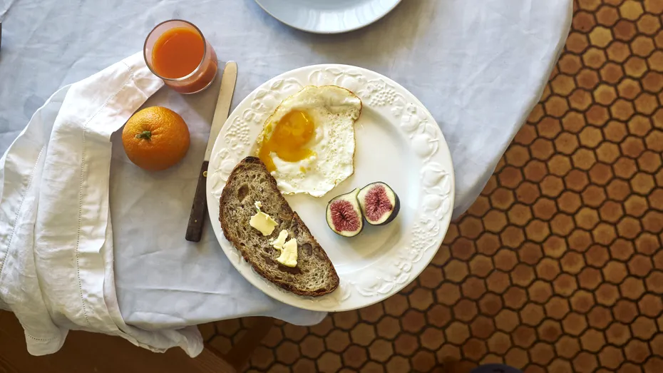 Motivul pentru care ar trebui să eviți carbohidrații la micul dejun: știința din spatele metabolismului matinal