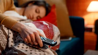 De ce nu ar trebui niciodată să dormim cu televizorul pornit? Un obicei aparent inofensiv, care ne afectează grav sănătatea