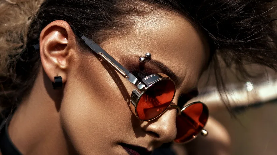 Dana Rogoz, transformată într-o elevă rebelă punk