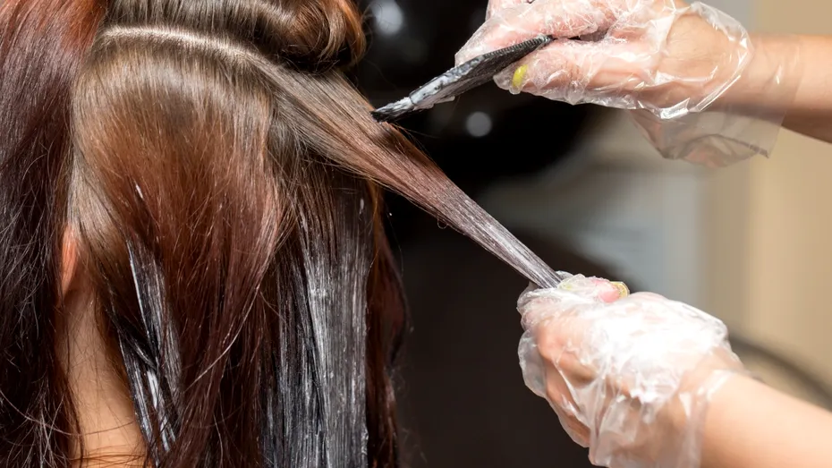 De ce să nu-ți vopsești părul înainte să pleci în vacanță. Greșeala care îți strică podoaba capilară