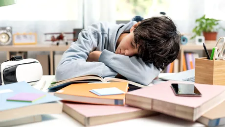 Adolescenții care dorm mai puțin de 7 ore pe noapte au un risc cu 50% mai mare de a dezvolta o boală autoimună gravă la maturitate