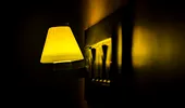 Dormitul cu lumină aprinsă poate afecta inima. Ce au descoperit cercetătorii chiar și la o expunere redusă