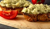 Ordinea corectă a ingredientelor pentru salata de vinete. Greșeala care poate strica total gustul