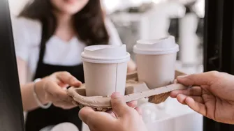 Ce se ascunde, de fapt, în cafeaua pe care o iei la pachet? Pericolul din pahar