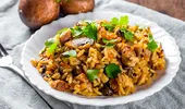 Rețeta celui mai gustos pilaf de orez cu ciuperci. Ține de foame și e pe gustul tuturor!