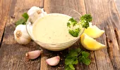 Cum faci mujdei de usturoi ca în Delta Dunării. Ingredientul secret care îl transformă într-un sos cremos