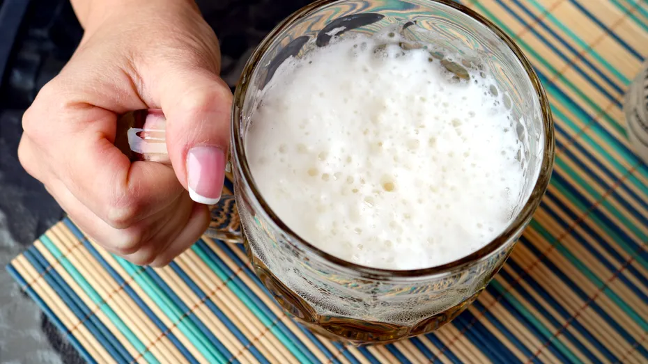 5 moduri în care te îngrașă alcoolul. Dereglează hormonii și împiedică ficatul să metabolizeze grăsimea