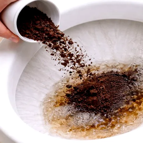 De ce nu e bine să arunci zaț de cafea în vasul de toaletă