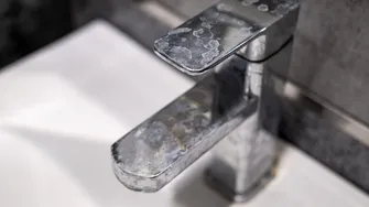Cel mai simplu truc ca să cureți robinetul de la chiuvetă! Amestecul de 3 lei care te salvează