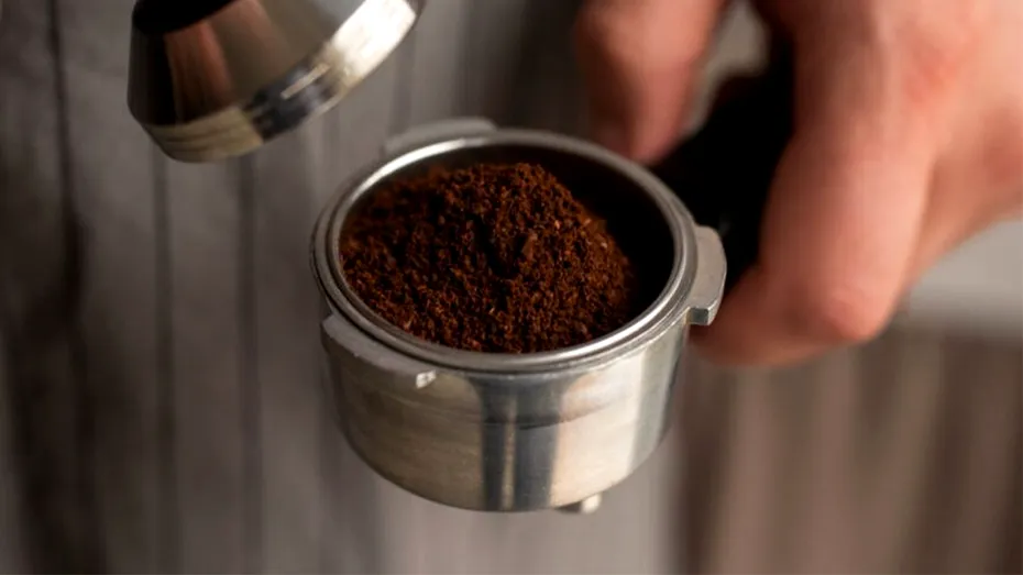 Unde se ține cafeaua măcinată: în dulap sau în frigider? Mulți români aleg varianta greșită