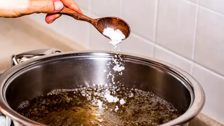 De ce adaugă bucătarii bicarbonat de sodiu în apa în care gătești. Metoda folosită de experții bucătari