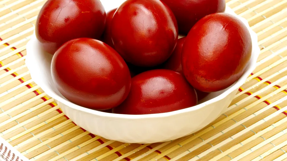 Când se vopsesc ouăle de Paște. Se spune că așa vom fi apărați de suferințe și necazuri